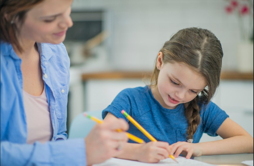 mère aidant son enfant pour les devoirs